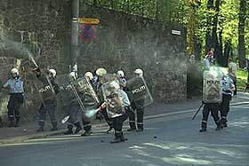 T�REGASS: Etter � ha blitt jaget vekk og f�tt en politibil �delagt, kom politiet tilbake med t�regass under den blodige hasjmarsjen i 2000.
