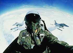 P� VEI: Bildet viser norske jagerfly i formasjon under et treningsoppdrag. Til h�sten blir det alvor, n�r Norge sender kampfly som skal delta i kamper mot de gjenv�rende Taliban-styrkene i Afghanistan.