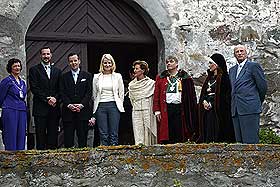 MUNKHOLMTURISTER: Fra venstre ordf�rer Liv Sandven, kronprins Haakon, Ari Behn, kronprinsesse Mette-Marit, dronning Sonja, to omvisere og kong Harald etter at de kom ut fra forestillingen i festningen p� Munkholmen fredag formiddag.