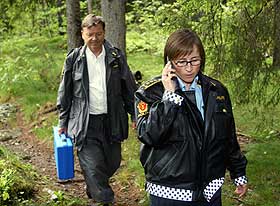 JAKTER P� MOREN: Politiadvokat Kari Anne Hille Valla og rettsmedisiner Torleiv Ole Rogneim p� vei vekk fra funnstedet.
