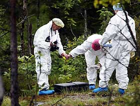 UTEN SPOR ETTER MOR: Teknikere fra Kripos og Drammen politkammer fant ingenting som kunne avsl�re hvem som la barnet i skogen.