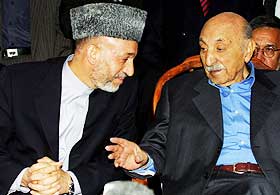 AFGHANISTANS LEDERE: Mohammad Zahir Shah (til venstre) og Hamed Karzai i samtale etter at Shah erkl�rte at han ikke er presidentkandidat.