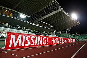 ETTERLYSES OVERALT: Denne plakaten hang godt synlig p� stadion i Budapest under Champions League-oppgj�ret mellom Zalaegerszeg og Manchester United i g�r kveld.