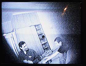 AVSL�RT I RUSSLAND: Amerikaneren Glenn Martikean ble avsl�rt av russisk politi etter � ha handlet barneporno p� nettet. Dette bildet viser ham i det han fors�ker � kj�pe sex av en 14 �r gammel gutt i Moskva.