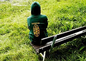  FORRETNINGSMANN:  �Sebastian� (17) er hasjlanger, men ser p� seg selv n�rmest som en vanlig forretningsmann, der han driver sitt nettverk med salg av hasj. En m�nedsinntekt kan komme opp i s� mye som 100000 kroner. 