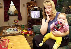  - SLUTT Å AMME: Barnevernet har oppfordret Svanhild Kristine Jensen (23) til å slutte å amme Ella Regine (fem måneder) fordi hun skal i fosterhjem. - Forferdelig ydmykende, sier Jensen.