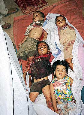 HJERTESKJ�RENDE: D�de sm�barn ligger p� gulvet p� et sykehus i Gandhinagar. Terroristene sparte ikke noen da de omgjorde tempelet til en d�dsmark i g�r.