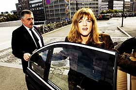  TURBOFART: Utviklingsminister Hilde Frafjord Johnson har rundt 200 reisedager i �ret. - Jeg trener tre- fire ganger i uka. L�per og driver styrketrening. Man m� ha god kondis for � v�re p� det politiske niv�et der jeg �nsker � v�re. Og jeg trives med h�yt tempo, sier hun.