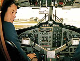 D�DE P� JOBB:  Wider�e-pilot Peer Chr. Hovring i cockpiten. Nye og dramatiske opplysninger om en vrakdel som etter all sannsynlighet kommer fra et Harriet-fly, styrker teorien om at Wider�e-flyet hadde sammenst�t med et britisk jagerfly f�r det styrtet. 