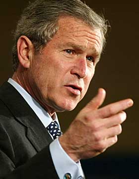 TRUER MED ATOMV�PEN:  President George W. Bush.