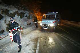 �STEDET: Rundt klokka 23 i g�r kveld �pnet politiet sperringen slik at KRIPOS kunne komme i gang med sine tekniske unders�kelser p� �stedet.