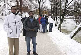  HJELPER KAMERATER:  Haid Mustafa (27) studerer p� BI og jobber som tolk. Foad Abdi (22) g�r videreg�ende p� Oslo katedralskole. I fritida jobber begge frivillig for � hjelpe somalisk ungdom vekk fra kriminalitet og dop. 