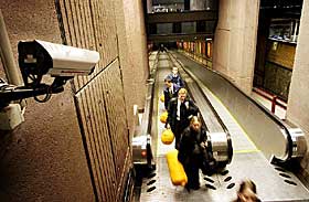  P� FILM: Etterforskerne har ikke gransket overv�kingskameraer p� Oslo Sentralstasjon. Personene p� bildet har ikke noe med saken � gj�re. 