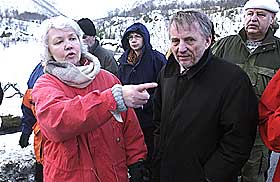  VIKTIG VITNE:  P� g�rsdagens befaring i Linda-saken viste Rigmor Arntzen (t.v) hvor hun s� det hun mener er samboeren og en kompis like etter at Linda forsvant. Her sammen dommeren, sorenskriver Gunnar Lind (t.h.). 