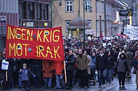 REKORDDEMONSTRASJON: Aldri f�r har s� mange mennesker g�tt i tog i Troms� som i g�r. Rundt 3 500 mennesker m�tte opp i ishavsbyen for � vise sin avsky mot en kommende krig i Irak.
