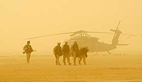 STORM: Kraftig vind pisker opp sanden og gj�r det vanskelig � se mange meetere foran seg p� grensa mellom Irak og Kuwait i dag. 