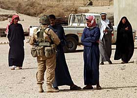 INGEN JUBEL: Irakere i Basra har tatt i mot invasjonsstyrkene uten den helt store entusiasmen.