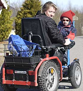  GA OPP:  Heidi Anita Rahm (33) vil jobbe alt hun klarer, men arbeidsmarkedet vil ikke ha henne. Etter to �rs jobbs�king ga hun opp og ble mamma til Jenny Alexandra (5) og Leon Alexander (21/2).