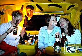 KOM MAI DU SKJ�NNE PROMILLE: Drikker du for mye for fort i russetida kan det v�re livsfarlig. Hvert �r m� russ f� legebehandling for drikkingen sin, enten det har f�rt til ulykker og skader eller for mye alkohol i kroppen.