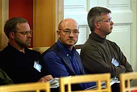 H�RING TORSDAG: Stortinget holdt torsdag �pen h�ring om forslaget til den nye hundeloven. Bildet viser Roger �sheim, Kjell R�nningbakk og Tormod T�rstad fra foreldregruppen i h�ringssalen.