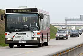 POLITIET P� HJUL: Sivile politibiler forf�lger den kaprede bussen p� motorveien ut fra Bremen i Tyskland. Kapreren skal v�re i 20-�rene, og politiet har n� begynt forhandlinger med ham. Det er ikke kjent hva motivet for kapringen er.