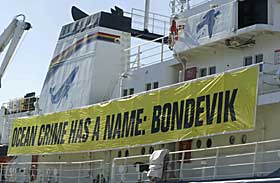 AKSJONERER: Greenpeace vil ha all tanktrafikk lenger vekk fra kysten. 50 nautiske mil er m�let.
