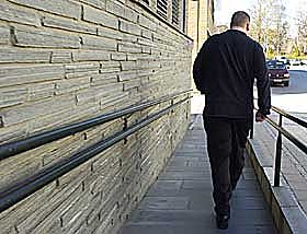 L�SLATT: Den 36-�rige motefotografen skal ha hevdet at han var fallskjermjeger, leiesoldat og topptrent i knivbruk og kampsport. I g�r ble han l�slatt og opps�kte sin psykolog.