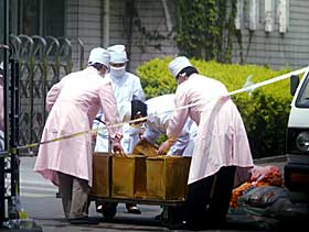 NYTT SYKEHUS STENGT I BEIJING: Ditan-sykehuset i Beijing ble stengt av myndighetene fredag. Her kontrollerer ansatte ved sykehuset dagens matforsyninger.