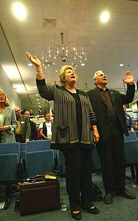  STERKE I TROEN:  Evangeliesenterets ledere Lise og Ludvig Karlsen �nsker � bruke evangeliet til � hjelpe rusmisbrukere. Dette bildet er tatt p� Evangeliesenterets �rskonferanse i Skien i slutten av april. 