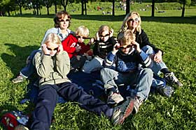 HISTORISK OPPLEVELSE: Mamma Kristin Lucie Furuholmen sammen med barna Rebecca og Felix (t.h) var Frognerparken sammen med vennene Hege Larssen og hennes barn Celine (9) og William (7) (t.v)