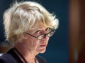  I LIVSFARE:  Arbeidet med Elf-saken satte Eva Jolys liv i livsfare. I seks �r m�tte hun leve med politibeskyttelse. Drapstruslene mot henne var de mest alvorlige, men hun opplevde ogs� daglige trakasserier i etterforskningen.
