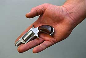 TUNGT BEV�PNET: Norge ligger p� andreplass over antall h�ndv�pen per innbygger i Europa. Foto: SCANPIX
