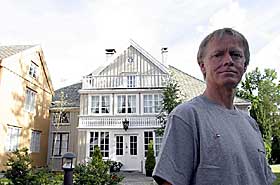  PASSER D�RLIG:  Eivind Wits�e trodde han skulle henrettes i massakren Ariel Sharon hadde ansvaret for i 1982. - Jeg synes det er flaut og pinlig at Bondevik har invitert lederen av en okkupasjonsmakt til Norge og Molde, sier Wits�e. 