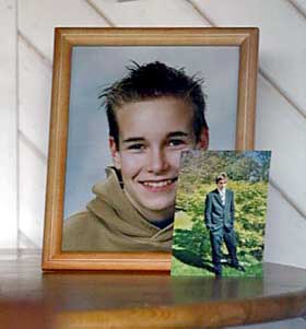    S�RGESTUND: Det var to bilder av Marius Nilsen (15) p� et bord i lokalet der ungdommene samlet seg for � minnes sin d�de kamerat.
