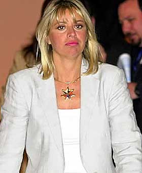 �YNER H�P: Enkelte guideb�ker om Italia advarer kvinner mot overfylte busser. �n advarer til og med mot �n spesifikk bussrute, hvor menn skal v�re spesielt innp�slitne. Alessandra Mussolini, politiker (og barnebarn av den italienske diktatoren), har lenge v�rt misforn�yd med hvordan det italienske rettsvesenet behandler seksuelle overgrep. N� �yner hun h�p.
