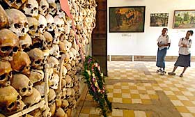 GIGANTISK FOLKEMORD: Hodeskalle-samlingen skal minne museumsgjestene om ofrene for R�de Khmers-regimet. Lokalene til folkemord-museet ble brukt som fengsel og tortursenter under Pol Pot.