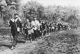 SKULLE SKAPE PARADIS: Her vandrer Pol Pot i spissen for R�de Khmer-styrkene i den kambodsjanske jungelen i 1973.