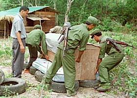 KREMASJON: Pol Pot kremeres på et bål av bildekk, sin egen madrass og en gammel stol 18. april 1990.