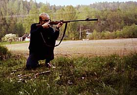  V�PENLEK:  Partiformann Sigurd Allern leker seg med en salongrifle. - Noen av oss trente skyteferdigheter p� fritida, som Allern med mitt lovlige salonggev�r under en ferie i Bergsbygda ved Porsgrunn i 1975, skriver artikkelforfatteren. 