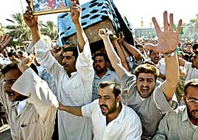 RASERI: Fortvilte og rasende slektninger b�rer Haider Al-Shihlawi til graven i Kerbala. Han ble drept da amerikanske okkupasjonsstyrker skj�t mot en demonstrasjon s�ndag 27. juli.