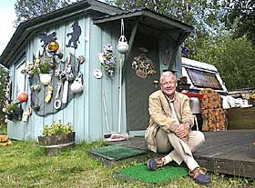  CAMP I HAGEN:  Carl I. Hagen (Frp) er p� bes�k i Fosselv Camping p� Storslett i Nord-Troms. Han synes campingfolket b�r f� ha verandaene og hekkene sine i fred. 
