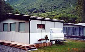   INNEBYGD:  - Hvordan skal denne vogna p� campingplassen i Hj�ringsfjord p� Sunnm�re flyttes p� en rask og smertefri m�te? sp�r Andersen. 