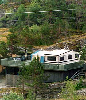 TERRASSE: Campingvogn med solid grunnmur og terrasse