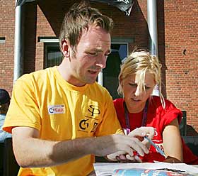  VRIEN:  Den ene oppgaven som Norsk matematikkr�d laget til l�rerstudentene i 2001, er litt vrien, mener Eirik Soltvedt. Kathrine Knutsen n�yer seg med � se p� regnestykket utenfor H�gskolen i Oslo. Foto: Ole C.H. Thomassen
