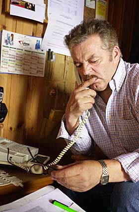 ANGRER IKKE SLAGET: Rally-Martin angrer ikke p� at han slo til Ap-politiker Torgeir Micaelsen under en skoledebatt ved �ssiden Videreg�ende Skole i formiddag. Foto: SCANPIX