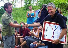SL�TT: Det var Arbeiderpartiets Torgeir Micaelsen som fikk n�rkontakt med h�nda til Martin Schanche. Her hilser Micaelsen p� Thorbj�rn Jagland p� Ut�ya.