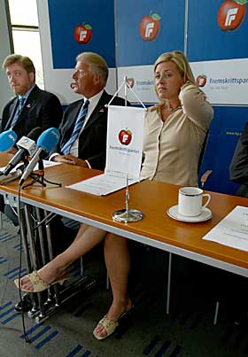 - UAKSEPTABELT: B�de generalsekret�r i Frp Geir Moe (t.v.) og Frp-formann Carl I. Hagen beklager opptrinnet til Martin Schanche. Foto: SCANPIX.