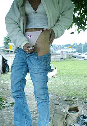  UVERDIG:  Av mangel p� spr�yterom setter den 27 �r gamle kvinnen et skudd under et tre like ved Olav Thons Hotel Opera. 