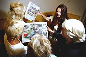  KREVER HANDLING: - Et spr�yterom vil gi de aller ynkeligste et snev av menneskeverd, sier Esther Neset (i midten), Eva, Torgunn, Astri og Grete. De er alle m�dre til rusmisbrukere.