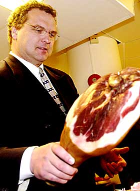 HJEMMEFRONT: LAndbruksminister Sponheim ivrer for norske nisjeprodukter som kan m�te lavere importvern. Samtidig skvetter noen ved hans oppfordring til 